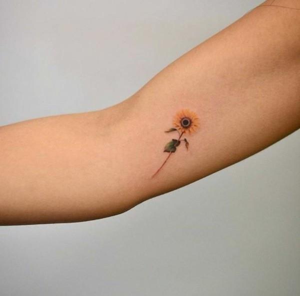 pienet tatuoinnit fraeun auringonkukan olkavarretatuointi