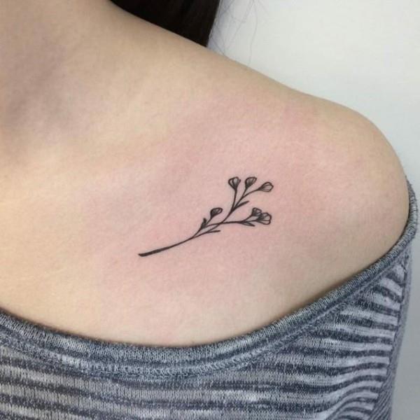pienet tatuoinnit naisten kukat olkapään tatuointi