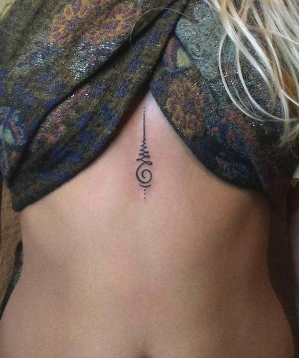 pienet tatuoinnit naisten rinnassa