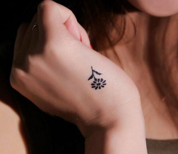 pienet tatuoinnit naisten käsi tatuointi kukka