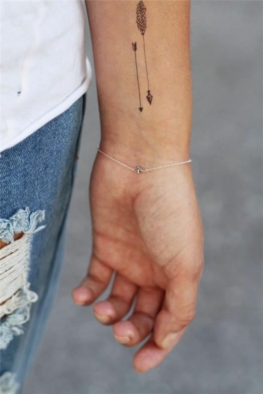 pienet tatuoinnit naisten sulhasen käsivarren tatuointiidea