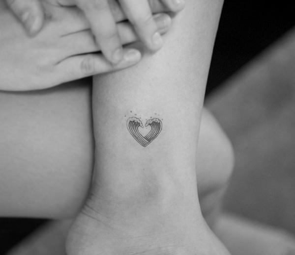 pieni tatuointi naisten aalto tatuointi nilkka