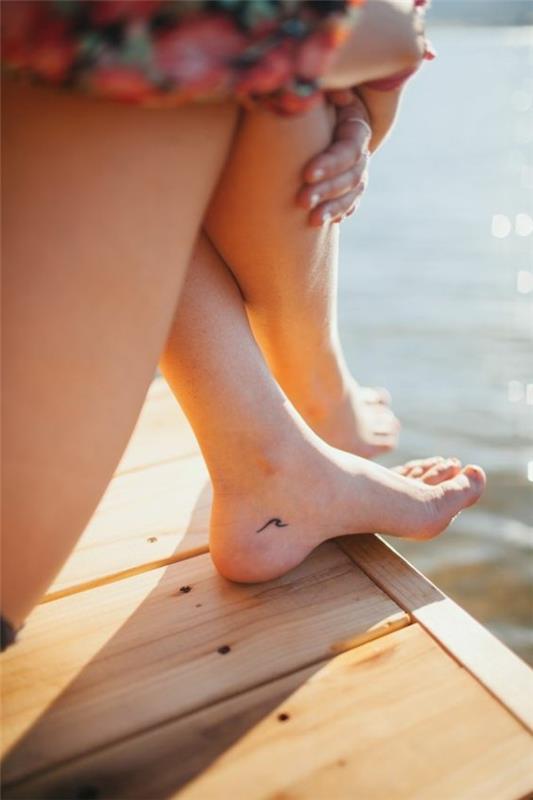 pienet tatuoinnit naiset aaltoilevat