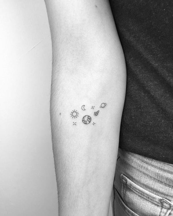 pienet tatuoinnit taivaankappaleet