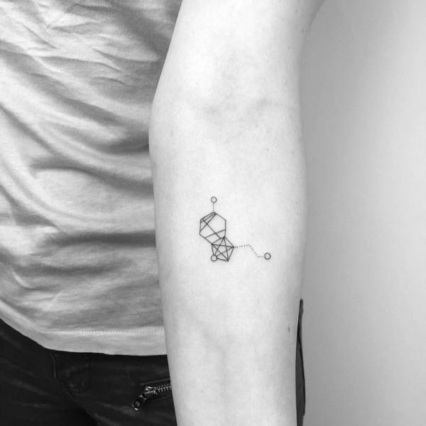 pienet koiran tatuoinnit, jotka on tehty graafisista hahmoista