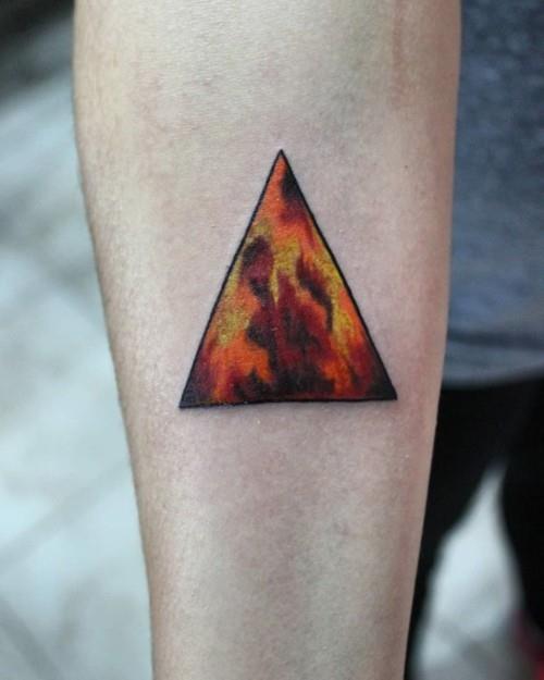pienet tatuoinnit miesten värikäs kolmio