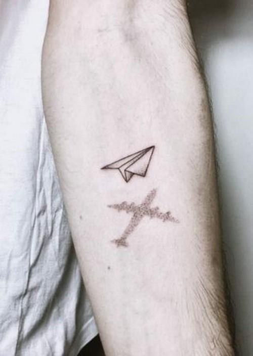 pienet tatuoinnit miesten lentäjän kyynärvarret