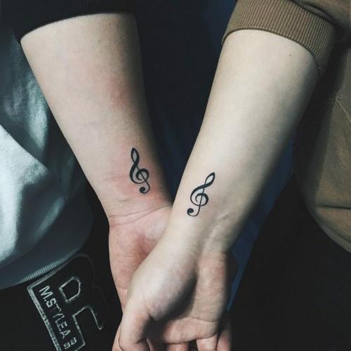pienet tatuoinnit miesten ranne -musiikkinäppäimet