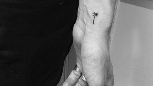 pienet tatuoinnit miesten ranne kämmen