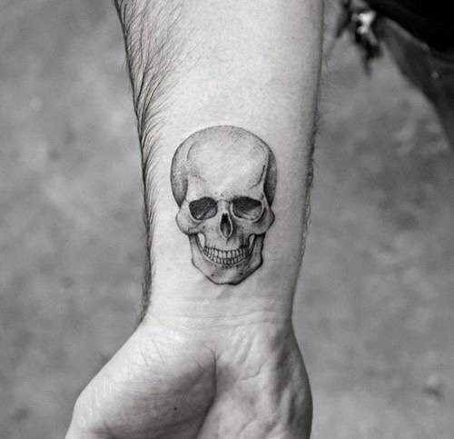 pienet tatuoinnit miesten rannekallo