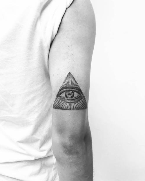 pienet tatuoinnit miesten olkavarren silmän kolmio