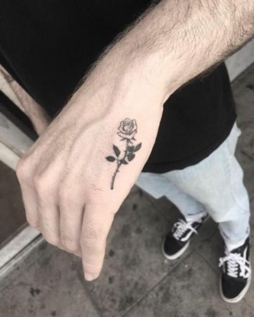 pienet tatuoinnit miehet nousivat käden taakse