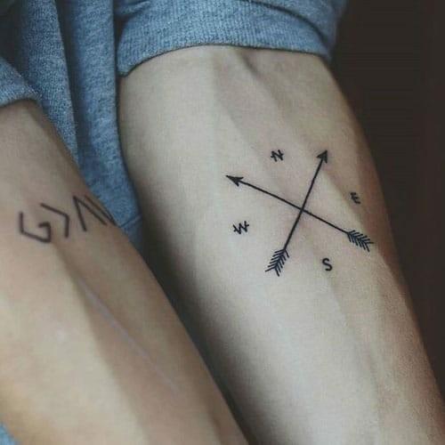 pienet tatuoinnit miesten kyynärvarren nuolen kompassi