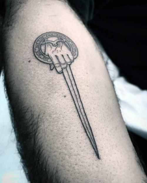 pienet tatuoinnit miehet kyynärvarren miekka goottilainen