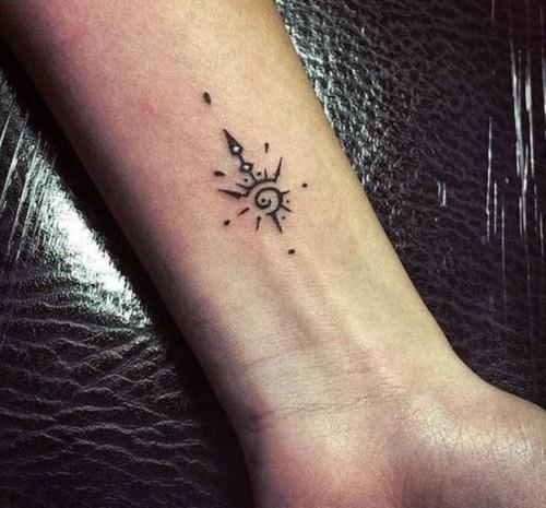 pienet tatuoinnit miesten kyynärvarren aurinko