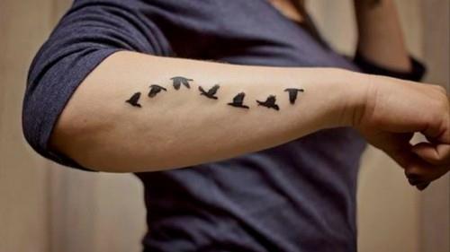 pienet tatuoinnit miehet linnut kyynärvarret