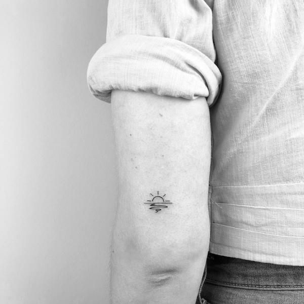 pienet tatuoinnit auringonnousun meri