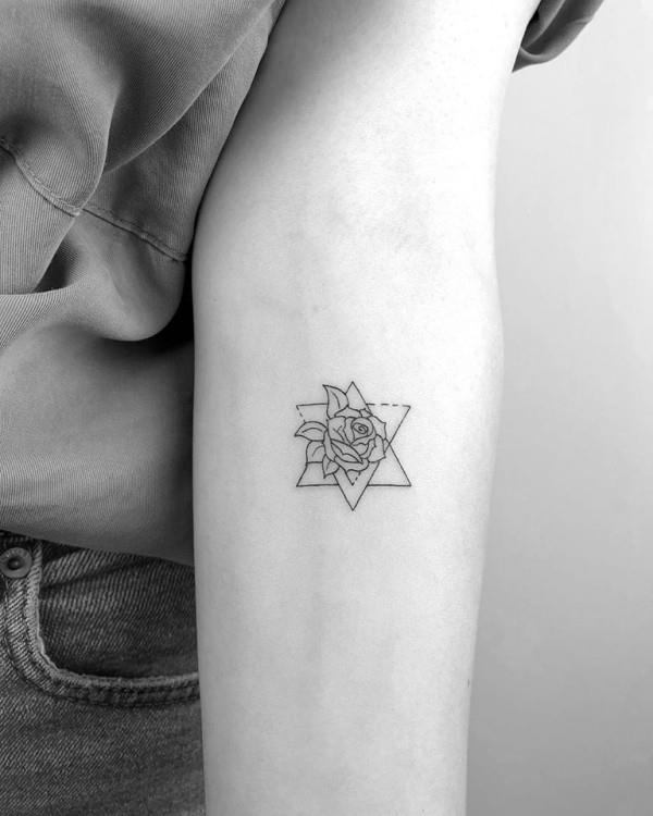 pieni tatuointitähti ruusun kanssa