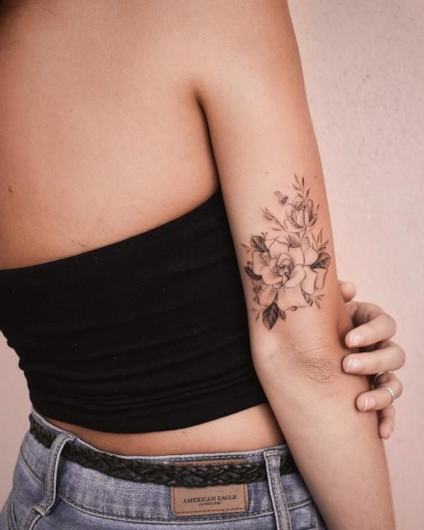 pieniä suuria kukka -tatuointi -ideoita