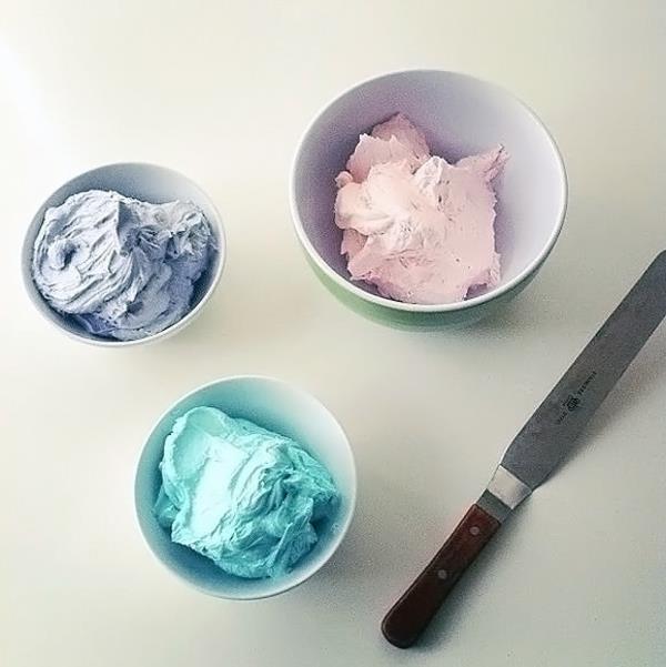 pienet tartletit leipovat pääsiäiskakun reseptit buttercream pastellivärit