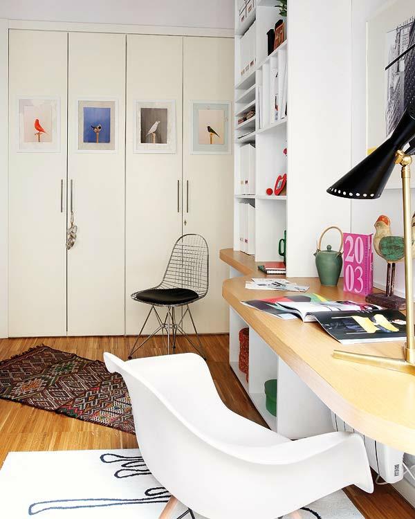 Pieni huoneisto, jossa on pystysuorat asumisideat työpöytä kompakti