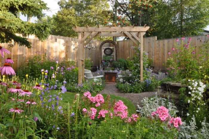 luo pieni puutarha -pergola -aita luonnon keskelle, paljon vehreyttä ympäri lepäämään rentoutumaan