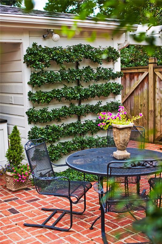 Luo pieni puutarha, erota yksittäiset vyöhykkeet toisistaan, ulkona oleva oleskelualue ja yksinkertaiset metalliset bistro -huonekalut