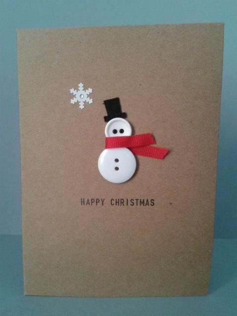 pieni lumiukko näpertelee joulukortteja