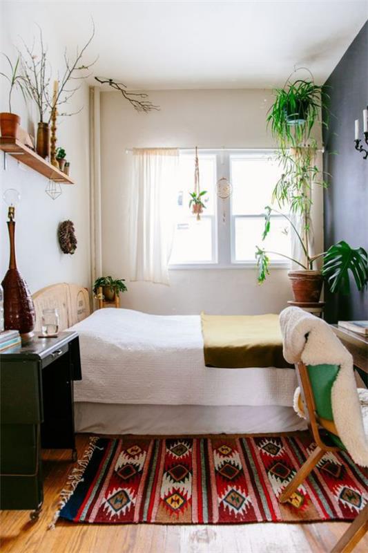 pieni makuuhuone boho -tyylinen värikäs matto etninen kuvio virkistää huoneen tunnelmaa