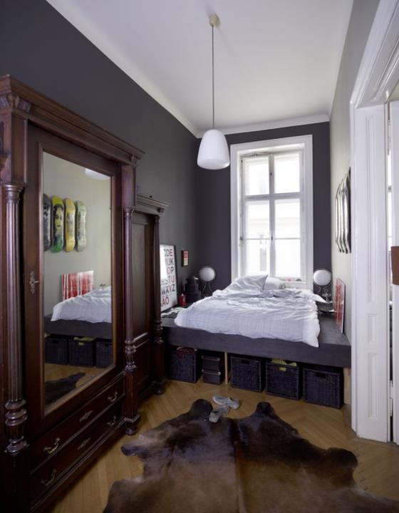 pieni makuuhuone violetti hallitsee suuria seinäpeilivuodeja vastaavia koreja sängyn alla tavaroiden säilyttämiseksi