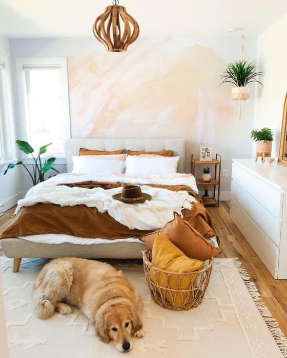 pieni makuuhuone vaaleat värit beige vaaleanruskea mukava sänky