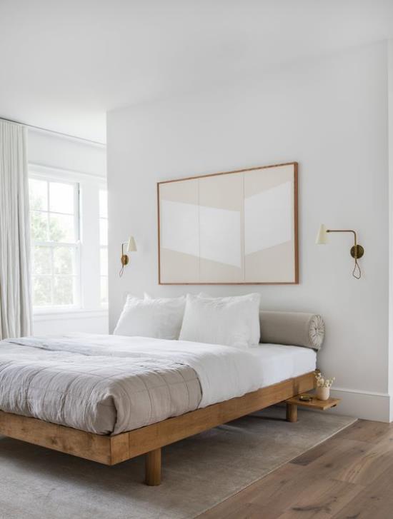 Pieni makuuhuone laajentaa visuaalisesti yksinkertaista sisustusta vaaleilla sävyillä abstrakti kuva seinälle