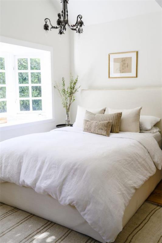 pieni makuuhuone visuaalisesti laajentaa suuri ikkuna paljon päivänvaloa mukava sänky valkoinen vuodevaatteet