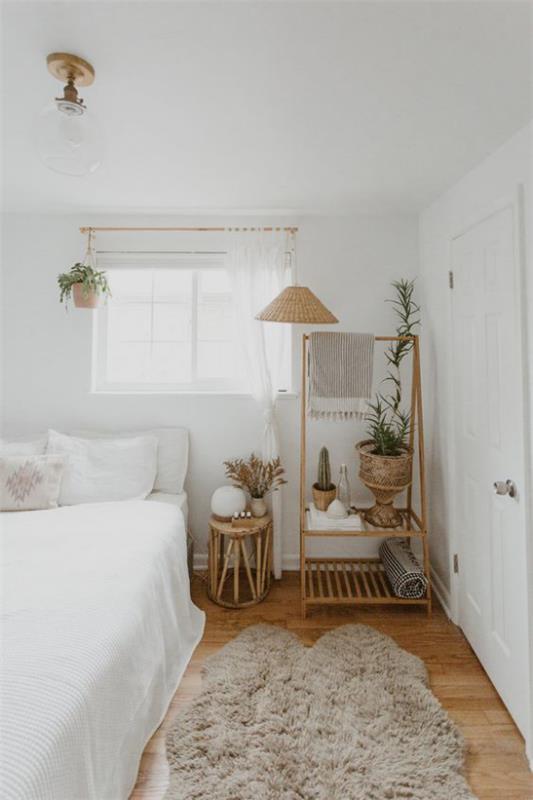 pieni makuuhuone optisesti laajentaa valoa, erittäin kodikas tunnelma valkoinen eri sävyjä ruskea liikaa koristelu
