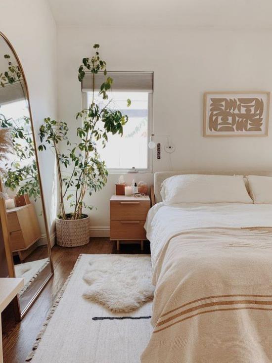 pieni makuuhuone optisesti laajentaa kaunista tunnelmaa kirkkaat mykistetyt värit ruukkukasvi nurkassa ikkunan peilin edessä vasemmalla