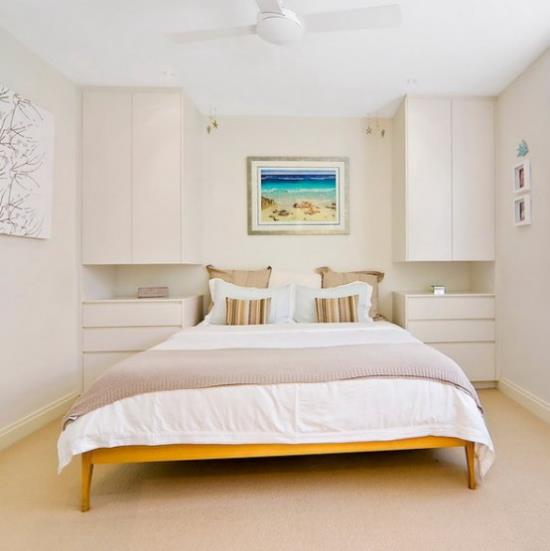 Pieni makuuhuone laajentaa visuaalisesti tyylikkäästi suunniteltuja neutraaleja värejä