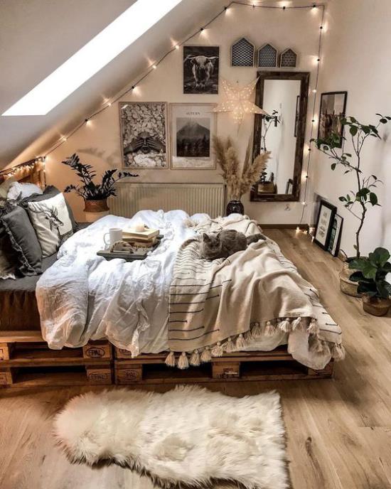 pieni makuuhuone visuaalisesti laajentaa viisto katto liikaa koristelu valot roikkuu ketjut