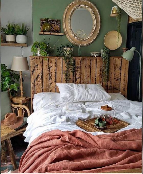 pieni makuuhuone maalaismainen sisustettu puinen sängynpääty vihreä huonekasvi raikas kosketus