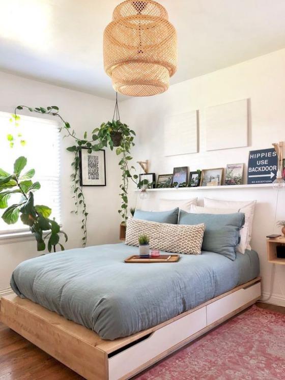 pieni makuuhuone mukava huone muotoilu puiset sängynlaatikot hyvä säilytystilaa sininen vuodevaatteet ovat erittäin kutsuvia