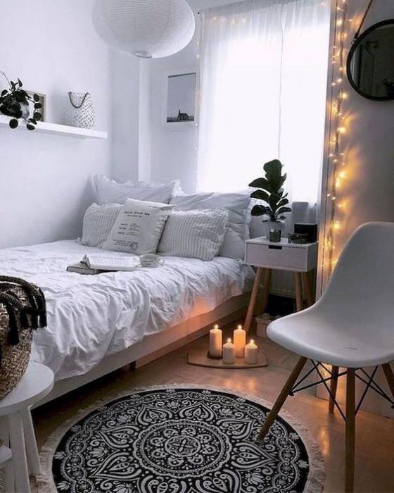 pieni makuuhuone kaunis huone design keiju valot seinälle kynttilät sängyn edessä romanttinen ilmapiiri