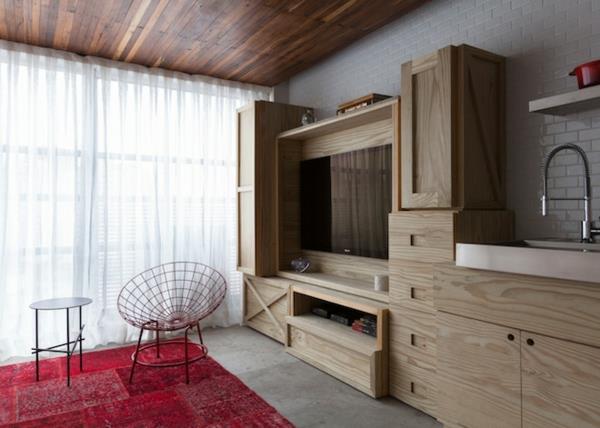 pieni huoneisto Sao Paulossa yksinkertaiset huonekalut ja luovat tuolit
