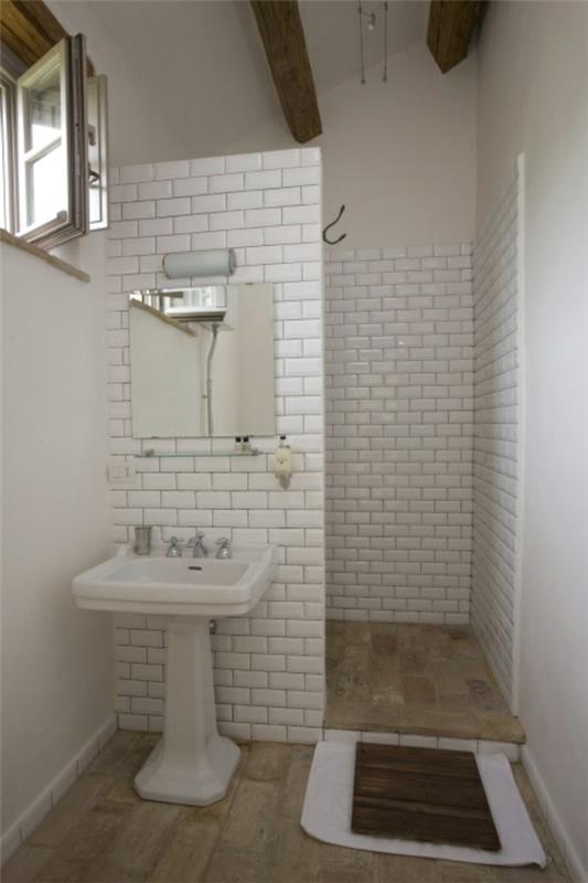 Pieni kylpyhuone perustaa kylpyhuone laatat puulattia puiset palkit