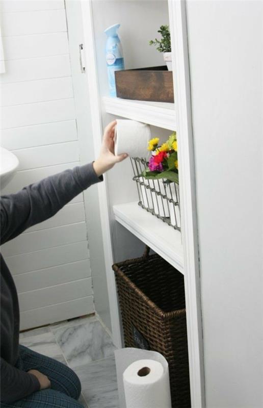 sisustaminen pienet kylpyhuoneideat säilytystilaa sisäänrakennetut hyllyt
