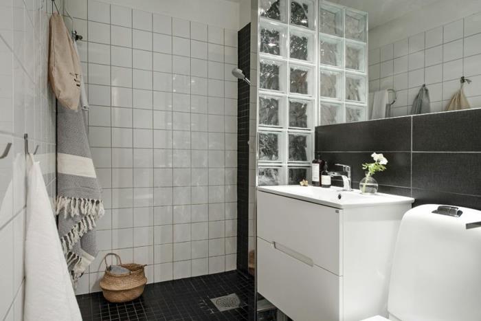 Pieni kylpyhuone valkoiset seinälaatat pesuallas valkoinen