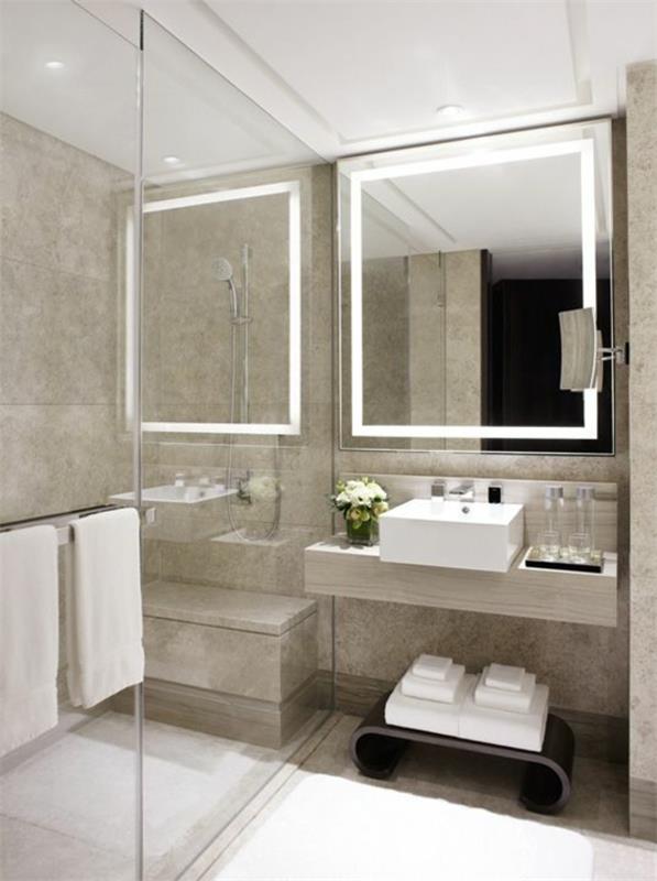 pieni kylpyhuone laatta sisäänrakennettu amme lattiataso moderni kylpyhuone