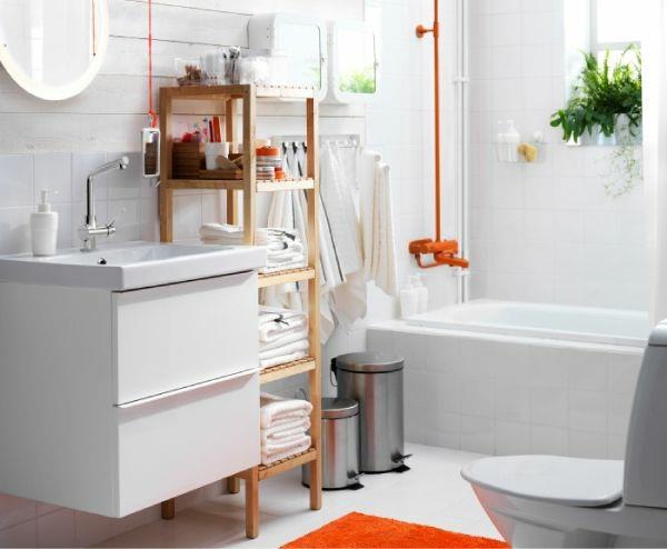 pieni kylpyhuone ideoita oranssi suihku kylpyamme puinen hylly