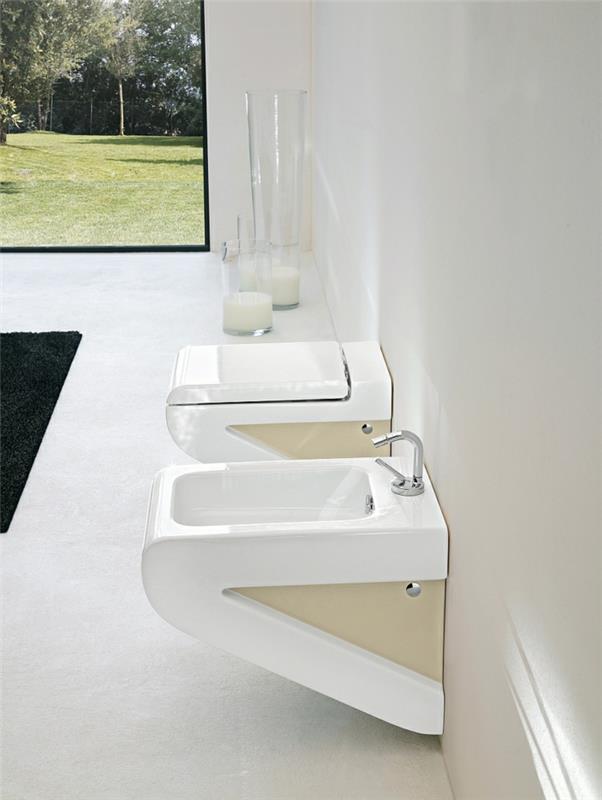 Pieni kylpyhuone perustaa modernin kylpyhuoneen saniteettitilat
