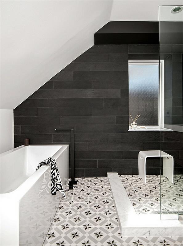 pieni kylpyhuone sisustus mustavalkoinen kylpyamme lattialaattojen kuvio