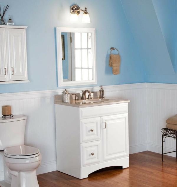 Pieni kylpyhuone, jossa valkoinen vaaleansininen alaosa