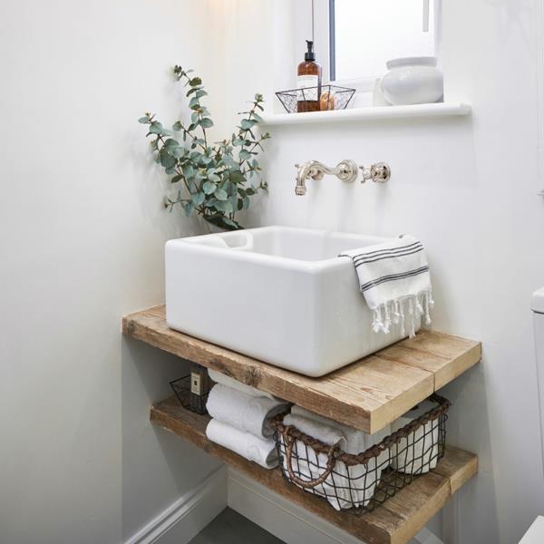 pieni kylpyhuone ilman laattoja valkoiset seinät neliö pesuallas
